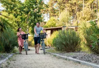 Quel plaisir de faire une balade avec son père tout en étant en vacances dans les campings Siblu Villages